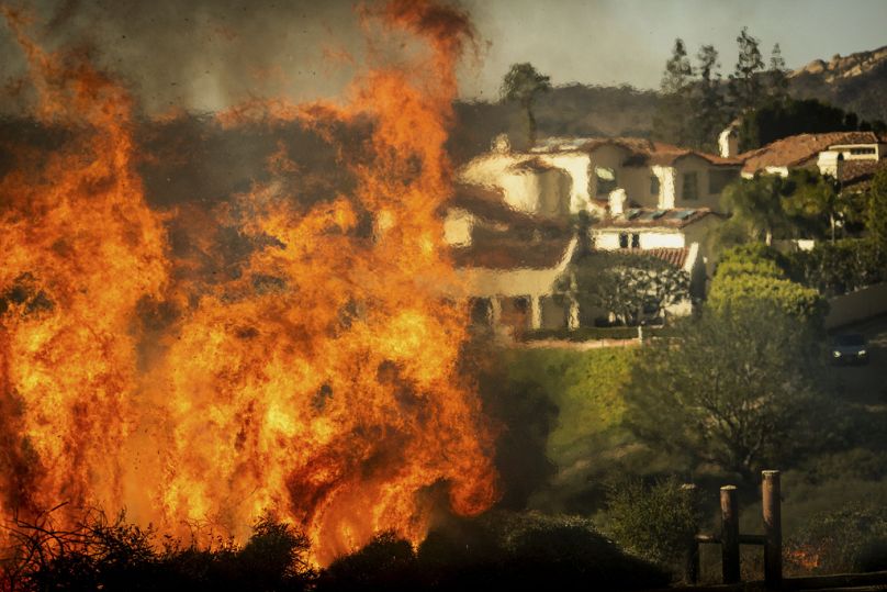 Pożar postępuje w kierunku domów w dzielnicy Pacific Palisades w Los Angeles. 
