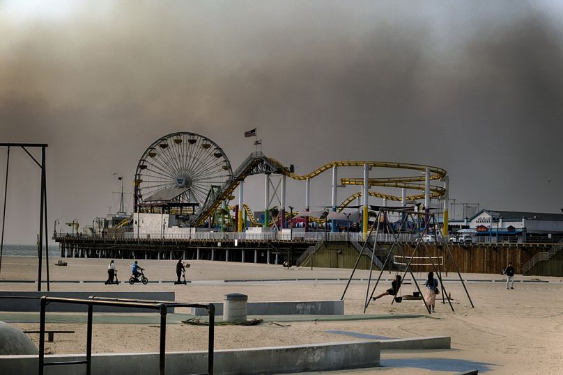 Dym z pożaru unosi się nad molo w Santa Monica.