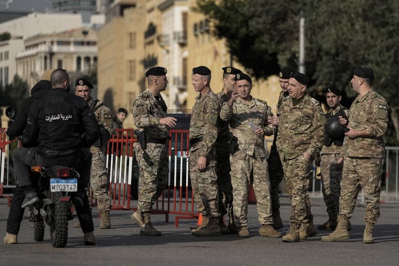 جنود الجيش اللبناني يغلقون الطريق المؤدي إلى مبنى البرلمان بينما يجتمع النواب لانتخاب رئيس للجمهورية في بيروت، لبنان، الخميس، 9 يناير/كانون الثاني 2025
