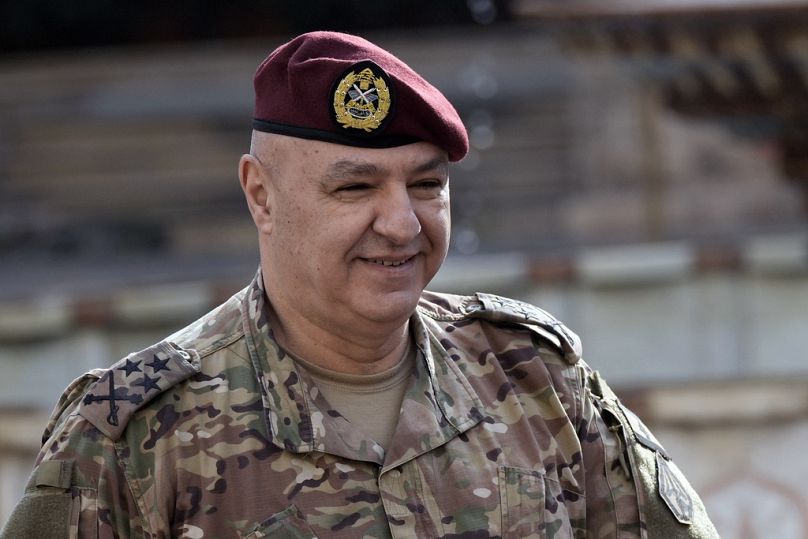 الرئيس اللبناني الجديد جوزيف عون يصل إلى اجتماع مع رئيس الوزراء اليوناني كيرياكوس ميتسوتاكيس ورئيس حكومة تصريف الأعمال اللبنانية نجيب ميقاتي ببيروت 16 كانون الأول ديسمبر 2024
