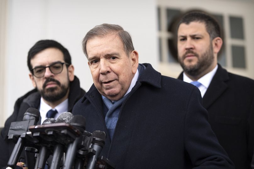 Le candidat de l'opposition vénézuélienne Edmundo Gonzalez, au centre, s'adresse aux journalistes à la Maison Blanche, le lundi 6 janvier 2025, à Washington, aux États-Unis
