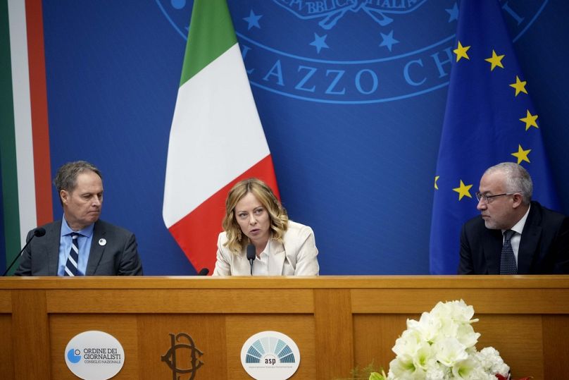 La premier Meloni, il presidente dell'Ordine dei giornalisti Carlo Bartoli, a sinistra, e il presidente della Federazione nazionale della stampa italiana Vittorio Di Trapani