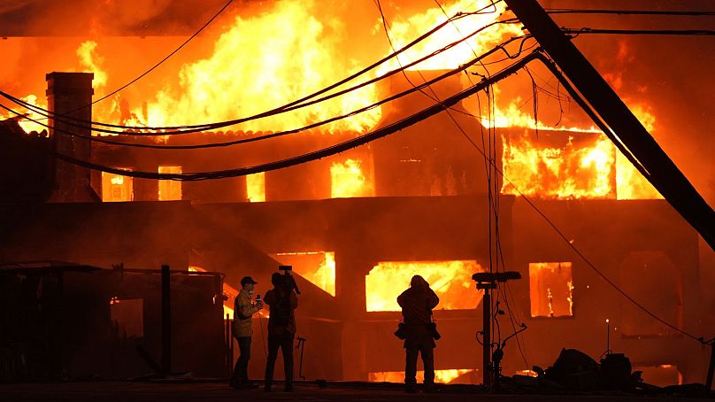 Häuser am Strand werden durch das Palisades-Feuer zerstört - Mittwoch, 8. Januar 2025 in Malibu, Kalifornien. 