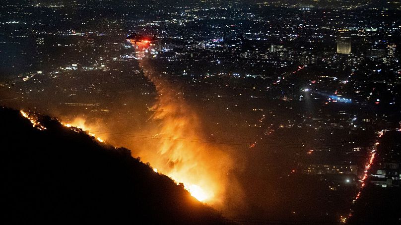 Ein Hubschrauber wirft Wasser auf das Sunset Fire in den Hollywood Hills von Los Angeles - Mittwoch, 8. Januar.