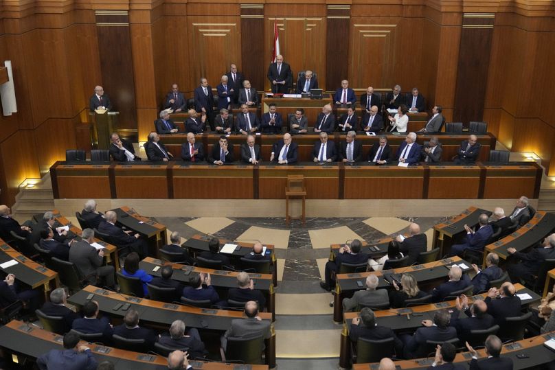 Le président libanais nouvellement élu Joseph Aoun, debout à l'arrière-plan au centre, prononce son premier discours au Parlement libanais.