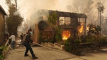 Um cocktail de fenómenos meteorológicos extremos está a transformar os incêndios florestais da Califórnia numa conflagração urbana mortal.
