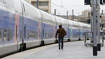 Pociąg SNCF na stacji Saint Charles w Marsylii, w południowej Francji,