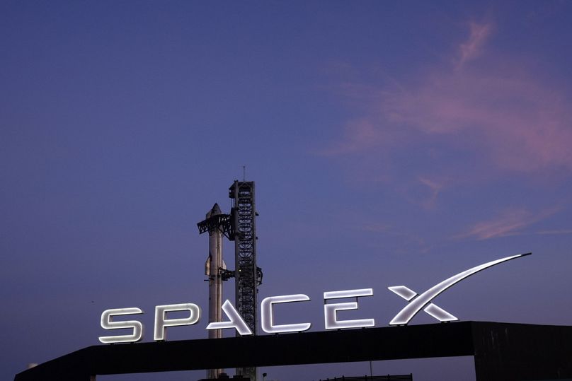 Il mega razzo Starship di SpaceX si prepara per un volo di prova dalla base Starbase di Boca Chica, Texas, 18 novembre 2024