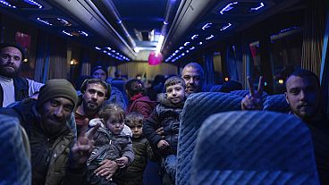Personas que fueron desplazadas en la guerra entre los grupos de la oposición y el régimen de Assad viajan en un autobús mientras regresan a sus hogares, en Damasco, Siria. Personas que fueron desplazadas en la guerra entre los grupos de la oposición y el régimen de Assad viajan en un autobús mientras regresan a sus hogares, en Damasco, Siria.