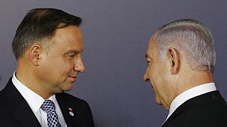 FILE: Il presidente polacco Andrzej Duda, a sinistra, e il primo ministro israeliano Benjamin Netanyahu parlano durante una conferenza a Varsavia, Polonia, 13 febbraio 2019.  