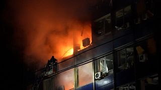 Un edificio in fiamme dopo l'attacco aereo russo, 08.01.2025