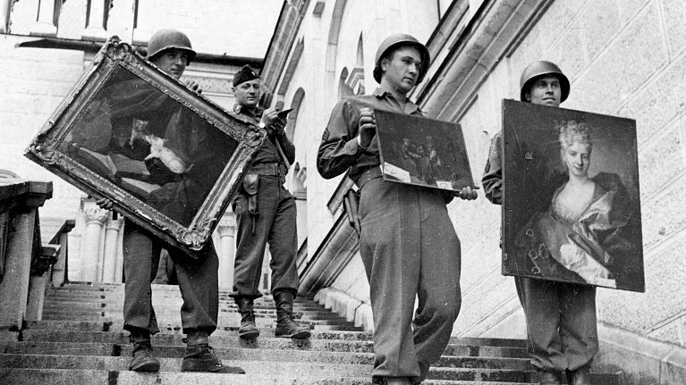 Le truppe della 7a armata americana hanno trovato un'inestimabile collezione di tesori artistici saccheggiati nascosti nel castello di Neuschwantstein a Fussen, vicino alla frontiera svizzera in Austria, nel maggio 1945.