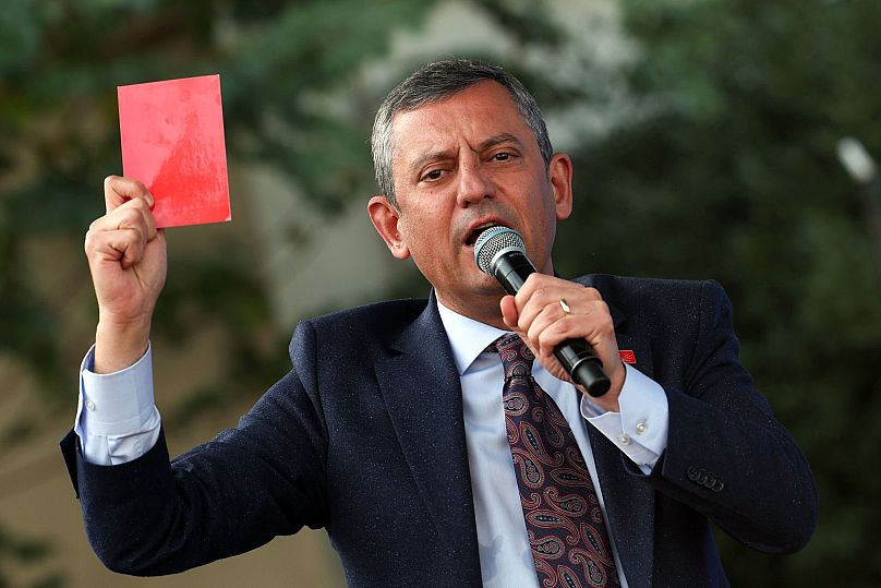 CHP Genel Başkanı Özgür Özel, Mersin Büyükşehir Belediyesi'nin düzenlediği toplu açılış töreninde kırmızı kart gösteriyor, 9 Ocak 2025