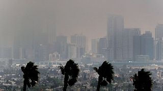 Venti forti soffiano mentre il fumo degli incendi selvaggi avvolge il centro di Los Angeles mercoledì 8 gennaio 2025. 