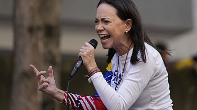 Liderka opozycji, Maria Corina Machado, przemawia do zwolenników podczas protestu przeciwko prezydentowi Nicolasowi Maduro przed jego inauguracją na trzecią kadencję.