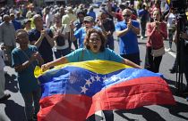 Una manifestante con una bandiera del Venezuela