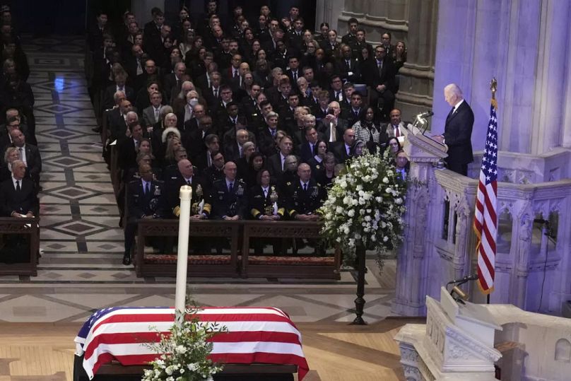 Präsident Joe Biden spricht während des Staatsbegräbnisses für den ehemaligen Präsidenten Jimmy Carter in der Washington National Cathedral, Donnerstag, 9. Januar 2025