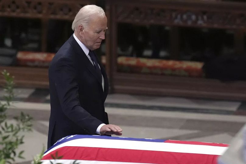 Präsident Joe Biden am Sarg des ehemaligen Präsidenten Jimmy Carter während des Staatsbegräbnisses in der Washington National Cathedral, Donnerstag, 9. Januar 2025