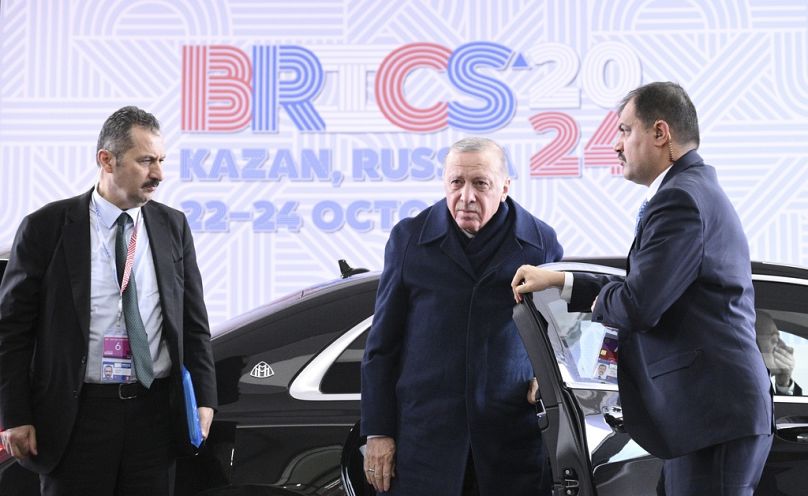 Cumhurbaşkanı Recep Tayyip Erdoğan, Rusya'nın Kazan kentindeki BRICS Zirvesi'nin düzenlendiği mekanın önünde makam aracından iniyor, 24 Ekim 2024. 
