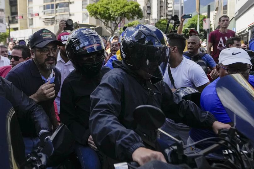 Die Oppositionsführerin Maria Corina Machado sitzt auf dem Rücksitz eines Motorrads, nachdem sie bei einer Demonstration eine Rede gehalten hat, 9. Januar 2025