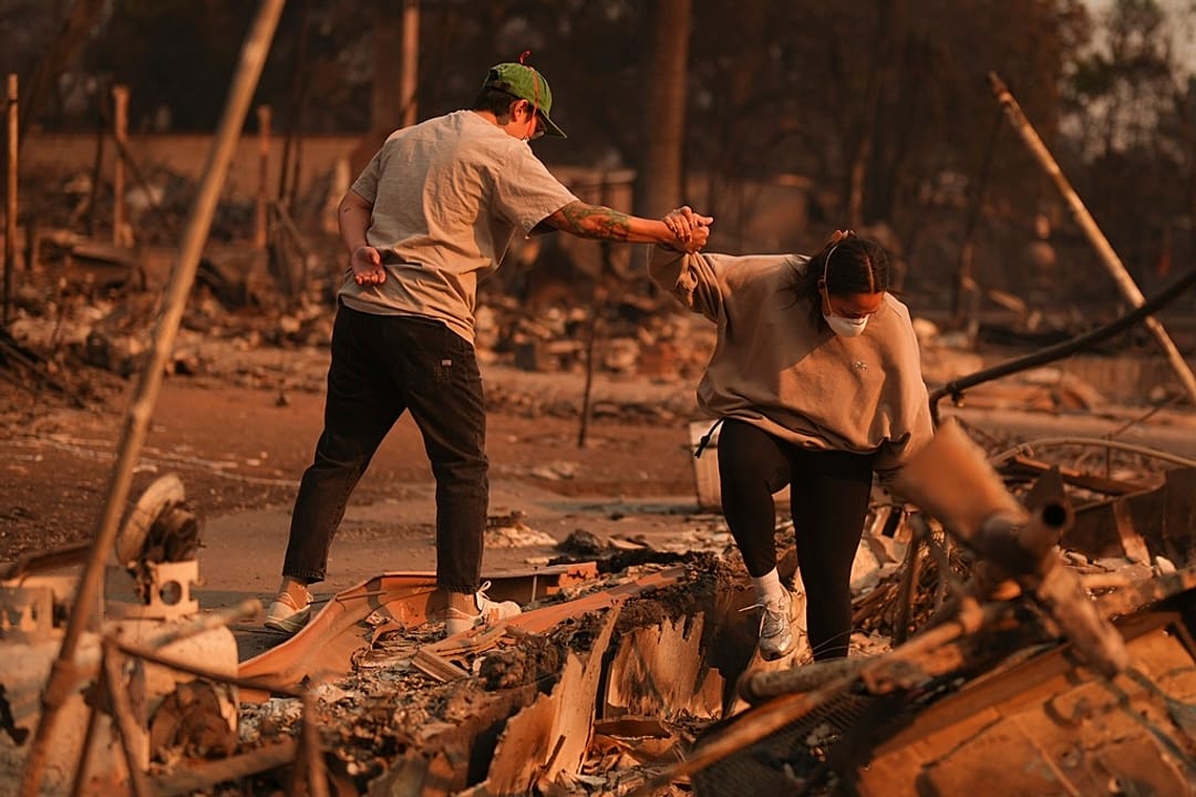 Death toll rises to 10 as wildfires continue to ravage Los Angeles ...