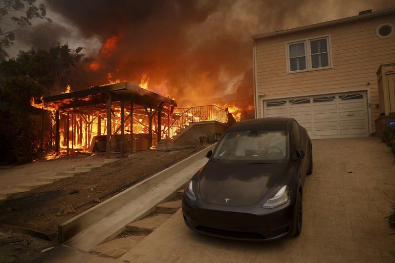 L'incendie de Palisades brûle une structure dans le quartier de Pacific Palisades à Los Angeles, mercredi 8 janvier 2025. (AP Photo/Etienne Laurent)