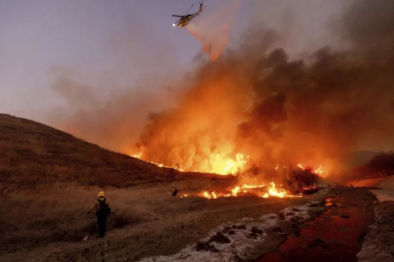 Feuerwehrleute bekämpfen das Kenneth-Feuer im Stadtteil West Hills von Los Angeles, Donnerstag, 9. Januar 2025