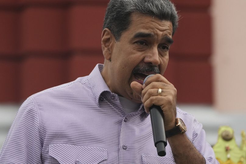 Prezydent Wenezueli Nicolás Maduro przemawia podczas wydarzenia z okazji Święta Trzech Króli przed Pałacem Miraflores w Caracas.