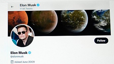 DOSSIER - Une partie de la page Twitter d'Elon Musk apparaît sur l'écran d'un ordinateur à Sausalito, en Californie, le lundi 25 avril 2022. 