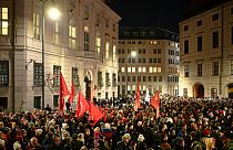 Persone protestano contro il mandato al Partito della Libertà di estrema destra di guidare un nuovo governo a Vienna, Austria, 9 gennaio 2025