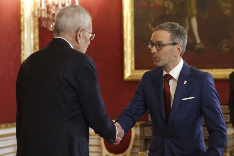 Il presidente austriaco Alexander Van der Bellen, a sinistra, e il capo del Partito della Libertà (Fpo) Herbert Kickl nel suo ufficio, Vienna, Austria, 6 gennaio 2025