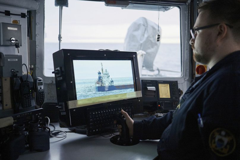 Ein estnisches Marineschiff fährt am Donnerstag, den 9. Januar 2025, im Rahmen verstärkter NATO-Patrouillen in der Ostsee, nach Verdacht auf Sabotage von Unterseekabeln