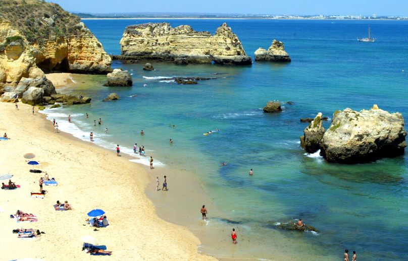 Turisti in spiaggia a Lagos, in Portogallo