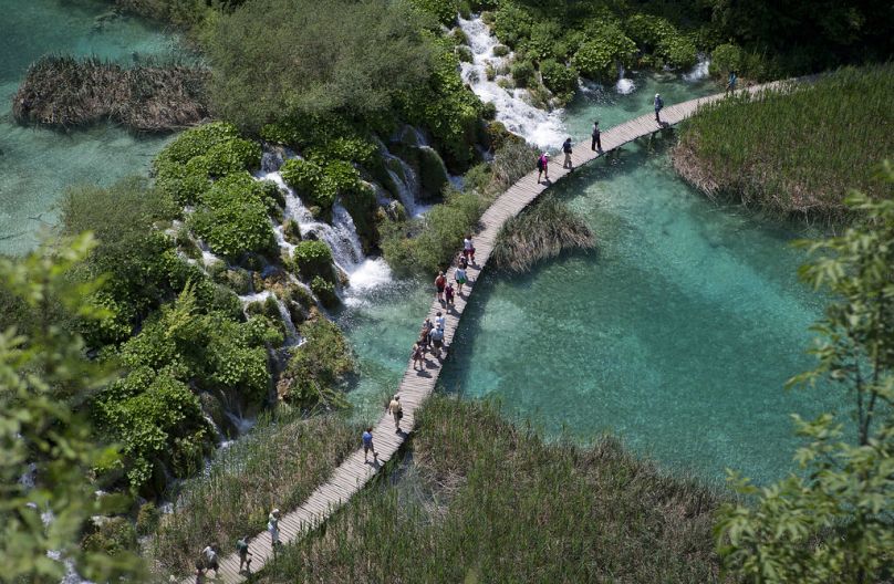 Turisti nel parco nazionale di Plitvice, in Croazia