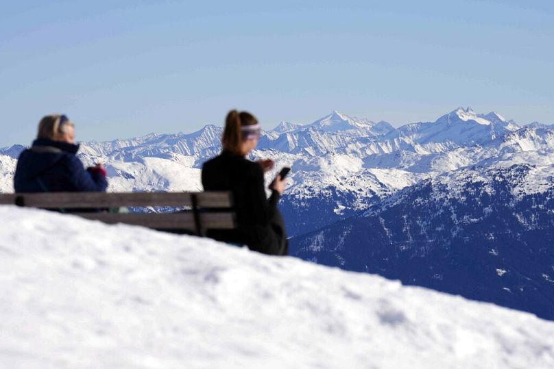 Turisti vicino alla cima dell'Hafelekar sulle montagne delle Alpi della Nordkette a Innsbruck, in Austria