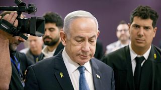 FILE: Il primo ministro israeliano Benjamin Netanyahu assiste al suo processo per corruzione presso il tribunale distrettuale di Tel Aviv, 16 dicembre 2024