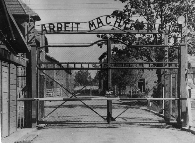 Photo d'archive non datée montrant la porte principale du camp de concentration nazi d'Auschwitz, en Pologne, libéré par les Russes en janvier 1945.
