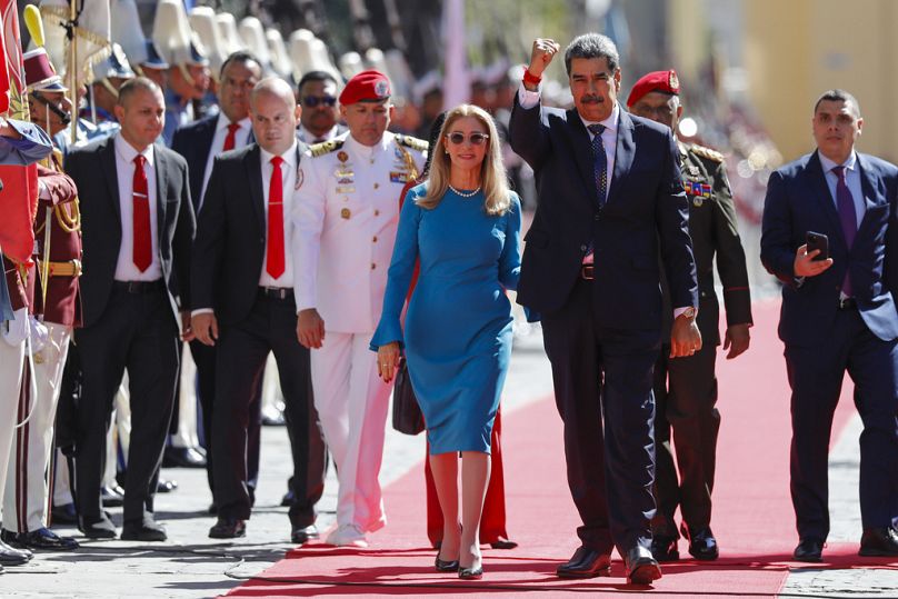 الرئيس الفنزويلي نيكولاس مادورو وزوجته سيليا فلوريس يصلان إلى الجمعية الوطنية لحضور مراسم أدائه اليمين لولاية ثالثة في كراكاس، فنزويلا، الجمعة، 10 يناير 2025.