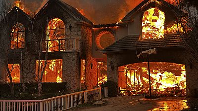 Das Palisades-Feuer brennt ein Gebäude im Stadtteil Pacific Palisades von Los Angeles nieder. 8. Januar 2025.