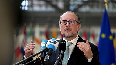 Le ministre autrichien des Affaires étrangères, Alexander Schallenberg, s'adresse aux médias à son arrivée à la réunion des ministres des Affaires étrangères de l'UE au Conseil européen à Bruxelles, 16/12. Le ministre autrichien des Affaires étrangères, Alexander Schallenberg, s'adresse aux médias à son arrivée à la réunion des ministres des Affaires étrangères de l'UE au Conseil européen à Bruxelles, 16/12.