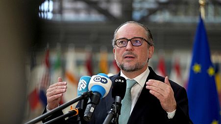 Le ministre autrichien des Affaires étrangères, Alexander Schallenberg, s'adresse aux médias à son arrivée à la réunion des ministres des Affaires étrangères de l'UE au Conseil européen à Bruxelles, 16/12.