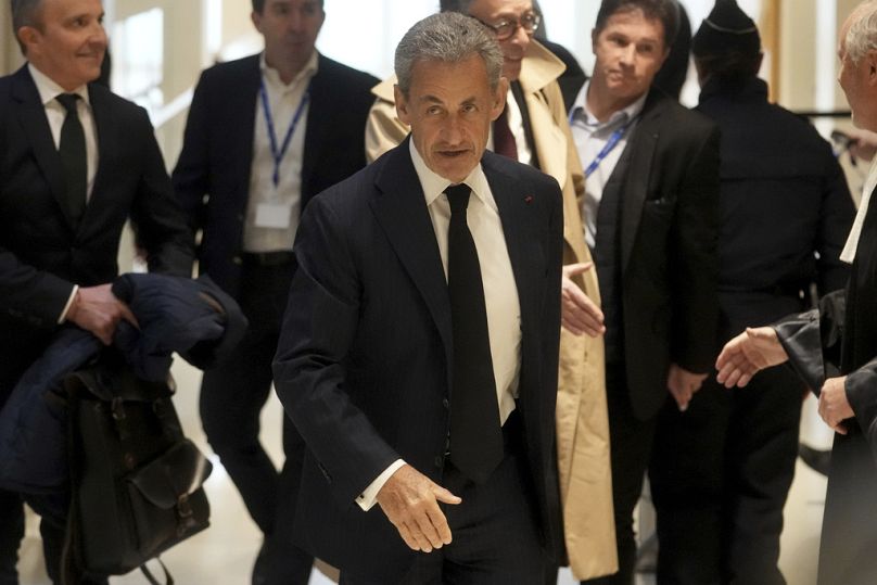 الرئيس الفرنسي السابق نيكولا ساركوزي يصل للمحاكمة بتهمة تمويل غير قانوني لحملته الرئاسية عام 2007 من حكومة الزعيم الليبي الراحل معمر القذافي.