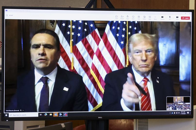 Donald Trump avec son avocat Todd Blanche lors de son audience dans l'affaire "Stormy Daniels", depuis sa résidence de Palm Beach, en Floride, le 10 janvier 2025