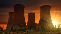 Cuatro torres de refrigeración en una central nuclear