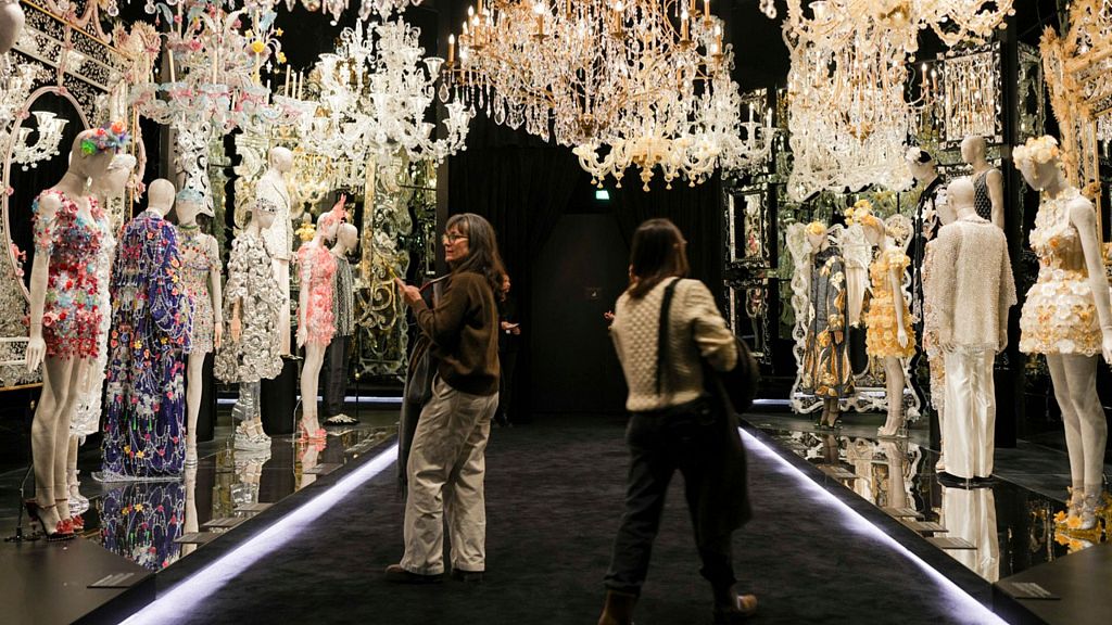 from-the-heart-to-the-hands-dolce-gabbana-brings-its-creative