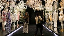 Dolce &amp; Gabbana espongono il loro lavoro nella capitale della moda francese 
