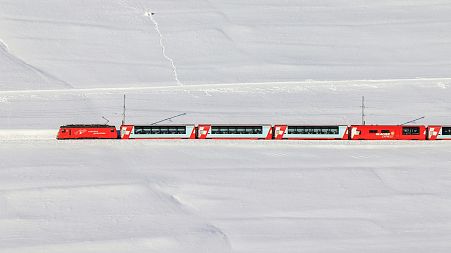 Glacier Express na putu kroz GOMS, Švicarska. 