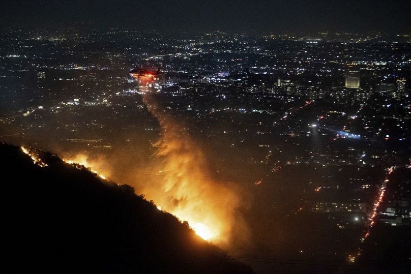 Hollywood Hills domboldalát helikopterrel is oltották