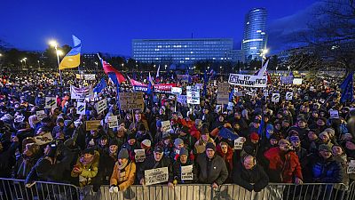 Des personnes se rassemblent pour participer à une manifestation intitulée "La Slovaquie, c'est l'Europe" à Bratislava le vendredi 10 janvier 2025. Des personnes se rassemblent pour participer à une manifestation intitulée "La Slovaquie, c'est l'Europe" à Bratislava le vendredi 10 janvier 2025.