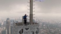 Frederic Fugen effettua un BASE jump di 385 metri dalla Autograph Tower di Giacarta, Indonesia, l'08.01.2025